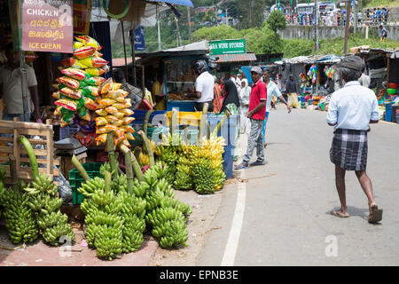 Les gens au marché en ville d'Haputale, district de Badulla, Province d'Uva, au Sri Lanka, en Asie Banque D'Images