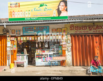 Petite boutique en ville d'Haputale, district de Badulla, Province d'Uva, au Sri Lanka, en Asie Banque D'Images