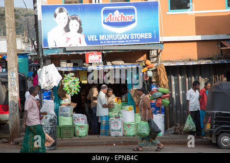 Boutiques en ville d'Haputale, district de Badulla, Province d'Uva, au Sri Lanka, en Asie Banque D'Images