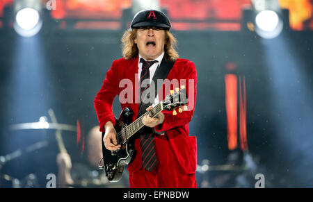 Munich, Allemagne. 19 mai, 2015. Le guitariste dans le groupe de rock australien AC/DC, Angus Young, est sur scène dans le stade olympique de Munich, Allemagne, 19 mai 2015. Photo : SVEN HOPPE/dpa/Alamy Live News Banque D'Images