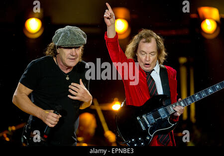 Munich, Allemagne. 19 mai, 2015. Le chanteur, Brian Johnson (L), et le guitariste, Angus Young, dans le groupe de rock australien AC/DC se tenir sur scène dans le stade olympique de Munich, Allemagne, 19 mai 2015. Photo : SVEN HOPPE/dpa/Alamy Live News Banque D'Images