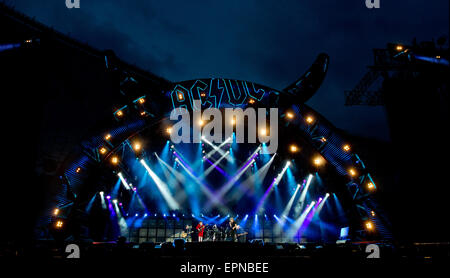 Munich, Allemagne. 19 mai, 2015. Le chanteur, Brian Johnson (R), et le guitariste, Angus Young, dans le groupe de rock australien AC/DC se tenir sur scène dans le stade olympique de Munich, Allemagne, 19 mai 2015. Photo : SVEN HOPPE/dpa/Alamy Live News Banque D'Images