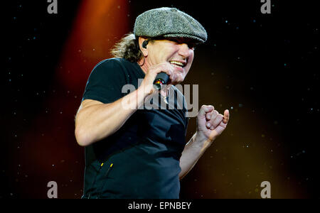 Munich, Allemagne. 19 mai, 2015. Brian Johnson, le chanteur du groupe de rock australien AC/DC, se dresse sur la scène dans le stade olympique de Munich, Allemagne, 19 mai 2015. Photo : SVEN HOPPE/dpa/Alamy Live News Banque D'Images