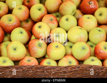 Les pommes fraîches dans panier en osier à ouvrir le marché aux fruits Banque D'Images