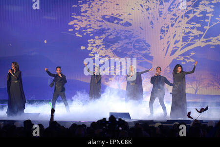 Généalogie représentant l'Arménie effectuer durant la première demi-finale du Concours Eurovision de la Chanson 2015 à Vienne, Autriche, 19 mai 2015. La grande finale du 60e Concours Eurovision de la chanson (ESC) aura lieu le 23 mai 2015. Photo : Julian Stratenschulte/dpa Banque D'Images