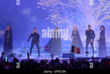Généalogie représentant l'Arménie effectuer durant la première demi-finale du Concours Eurovision de la Chanson 2015 à Vienne, Autriche, 19 mai 2015. La grande finale du 60e Concours Eurovision de la chanson (ESC) aura lieu le 23 mai 2015. Photo : Julian Stratenschulte/dpa Banque D'Images
