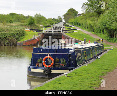 Narrowboats sur le Kennet and Avon Canal à Devizes Caen Hill Locks Banque D'Images