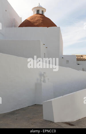 Vue extérieure de St Eulalia del Rio (Santa Eularia des Riu) Église à Ibiza, Espagne Banque D'Images