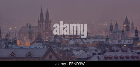 Les tours de Prague après le coucher du soleil en hiver Banque D'Images