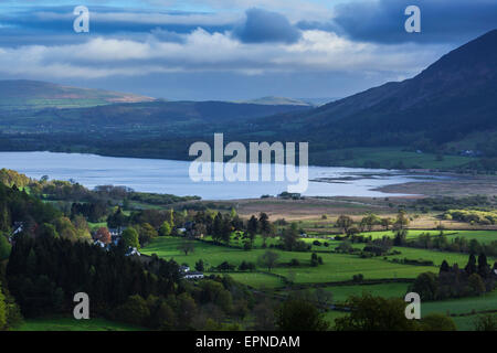 Soleil levant illumine l'extrémité sud de Bassenthwaite Banque D'Images