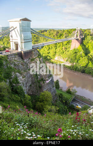 Bristol, Royaume-Uni. 20 mai, 2015. Une grande banderole a été suspendue sous le pont suspendu de Clifton dans l'Avon Gorge par des manifestants qui veulent faire prendre conscience de l'Partenariat transatlantique de commerce et d'investissement (TTIP), un projet d'accord de libre-échange entre les États-Unis et l'Europe. Les protestataires ont grimpé la gorge dans l'obscurité de la bannière en place. Les manifestants disent l'accord menace les normes sociales du Royaume-Uni et la réglementation environnementale. Bristol, Royaume-Uni. 20 mai 2015. Credit : Redorbital Photography/Alamy Live News Banque D'Images