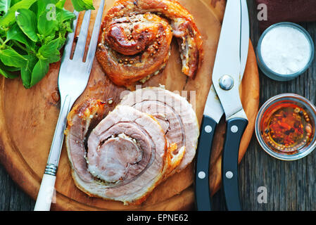 La viande cuite avec spice sur planche de bois Banque D'Images