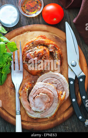 La viande cuite avec spice sur planche de bois Banque D'Images