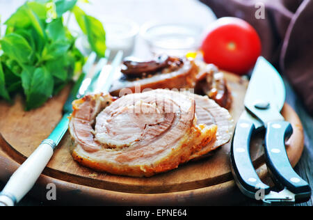 La viande cuite avec spice sur planche de bois Banque D'Images