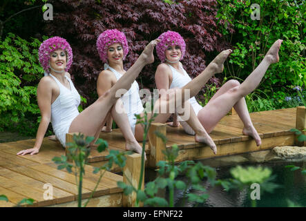 L'athlète olympique britannique Katie Clark, ont bravé la pluie lors de l'exposition florale de Chelsea pour se rafraîchir dans un spectacle-étang de jardin. Banque D'Images