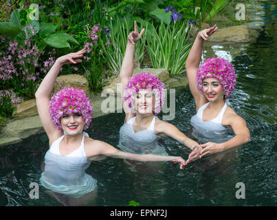 L'athlète olympique britannique Katie Clark, ont bravé la pluie lors de l'exposition florale de Chelsea pour se rafraîchir dans un spectacle-étang de jardin. Banque D'Images