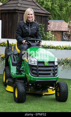 Zara Phillips assis sur un tracteur John Deere au Chelsea Flower Show 2015 Banque D'Images