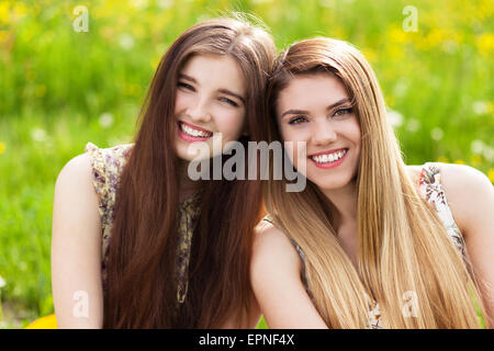 Deux belles jeunes femmes sur un pique-nique Banque D'Images