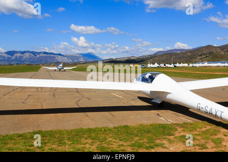 Schempp hirth duo discus xt advanced deux planeur biplace à partir aerotow derrière un avion remorqueur Robin de Sisteron Vaumeilh, Aero Club, France. Banque D'Images