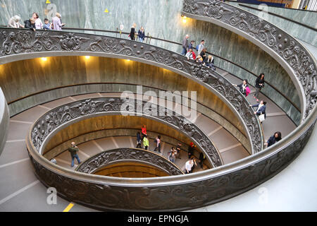 Bramante escalier. Musées du Vatican. Conçu par Giuseppe Momo, 1932, inspiré par escalier conçu par Bramante. Banque D'Images