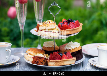 Sélection de gâteaux sur le cake stand Banque D'Images