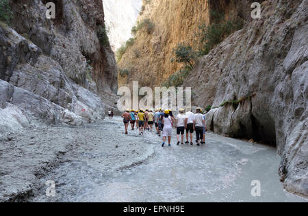 Visiteurs marchant à travers Saklikent Gorges, Turquie Banque D'Images