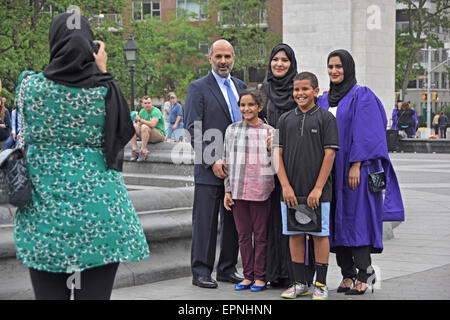 Une famille musulmane posant pour une photo après une fille d'NYU. À Washington Square Park à New York City Banque D'Images