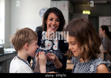 Copenhague, Danemark. 20 mai, 2015. La princesse Marie s'amuse avec les enfants comme ils l'ensemble cuire des gâteaux et les vendre dans la cour de l'école. Cela fait partie de la nouvelle campagne de DanChurchAid a constaté l'augmentation de leur projet dans les pays les plus pauvres. La Princesse est le protecteur d'organisations. Credit : OJPHOTOS/Alamy Live News Banque D'Images