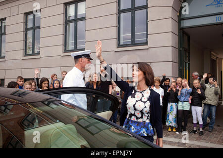 Copenhague, Danemark. 20 mai, 2015. La princesse Marie dit au revoir aux enfants de l'école à Zahles à Copenhague. La princesse et les enfants ont utilisé ce matin pour cuire des gâteaux pour le tiers monde. Le bénéfice de la vente des gâteaux passe par DanChurchAid aux pays les plus pauvres. Credit : OJPHOTOS/Alamy Live News Banque D'Images