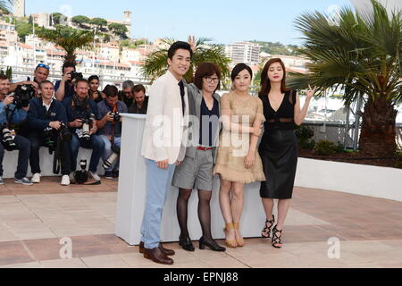 Cannes, France. 14 mai, 2015. CANNES, FRANCE - 20 MAI : (L-R) Acteur Kim Young-Min, directeur Su-Won Shin, chanteuse et actrice Kwon So-Hyun Young-Hee Seo assister à la 'Madonna' Photocall annuel lors de la 68e Festival de Cannes le 20 mai 2015 à Cannes, France. © Frédéric Injimbert/ZUMA/Alamy Fil Live News Banque D'Images