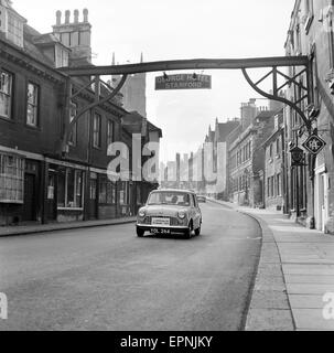 Mini sur 1959 Mobil Économie de Samford, Lincolnshire Banque D'Images