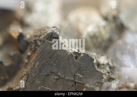 La pyrite, ou de la pyrite de fer, est un sulfure de fer dont la formule chimique est FeS2. Macro. Beau succès pour l'arrière-plan fantastique Banque D'Images