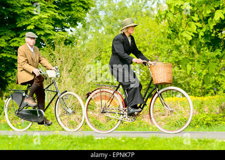 Solvesborg, Suède - Mai 16, 2015 : International Cycle Vétéran Association (IVCA) 35e rallye. Balade à travers les rues de costumes en ville. Mâles et femelles adultes en vélo. Banque D'Images