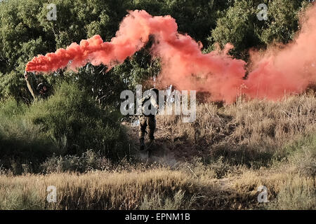 Israël. 19 mai, 2015. Unité de Tsahal 669 fighters démontrer la descente en rappel et d'accéder en terrain montagneux. 669 Unité de Tsahal, les opérations de sauvetage et d'évacuation, l'unité est les Forces de défense d'Israël l'évacuation médicale dans l'unité d'extraction, subordonnés à l'air Spécial Forces Command de l'armée de l'air israélienne. Il est considéré comme l'une des principales unités d'élite de Tsahal. Credit : Alon Nir/Alamy Live News Banque D'Images