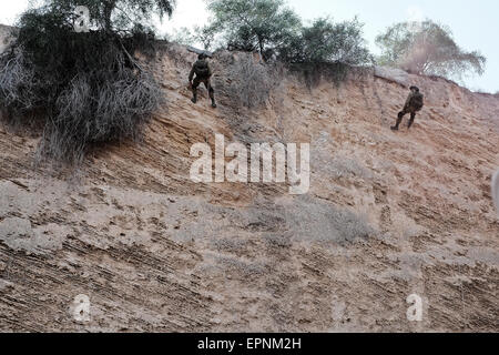 Israël. 19 mai, 2015. Unité de Tsahal 669 fighters démontrer la descente en rappel et d'accéder en terrain montagneux. 669 Unité de Tsahal, les opérations de sauvetage et d'évacuation, l'unité est les Forces de défense d'Israël l'évacuation médicale dans l'unité d'extraction, subordonnés à l'air Spécial Forces Command de l'armée de l'air israélienne. Il est considéré comme l'une des principales unités d'élite de Tsahal. Credit : Alon Nir/Alamy Live News Banque D'Images