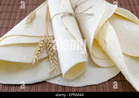 Tortillas vide attaché avec un ruban sur une table Banque D'Images