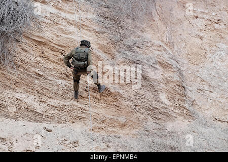 Israël. 19 mai, 2015. Unité de Tsahal 669 fighters démontrer la descente en rappel et d'accéder en terrain montagneux. 669 Unité de Tsahal, les opérations de sauvetage et d'évacuation, l'unité est les Forces de défense d'Israël l'évacuation médicale dans l'unité d'extraction, subordonnés à l'air Spécial Forces Command de l'armée de l'air israélienne. Il est considéré comme l'une des principales unités d'élite de Tsahal. Credit : Alon Nir/Alamy Live News Banque D'Images