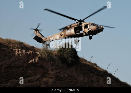 Israël. 19 mai, 2015. Unité de Tsahal 669 fighters la preuve de leur évacuation dans l'air. 669 Unité de Tsahal, les opérations de sauvetage et d'évacuation, l'unité est les Forces de défense d'Israël l'évacuation médicale dans l'unité d'extraction, subordonnés à l'air Spécial Forces Command de l'armée de l'air israélienne. Il est considéré comme l'une des principales unités d'élite de Tsahal. Credit : Alon Nir/Alamy Live News Banque D'Images