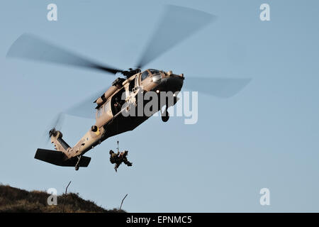 Israël. 19 mai, 2015. Unité de Tsahal 669 fighters la preuve de leur évacuation dans l'air. 669 Unité de Tsahal, les opérations de sauvetage et d'évacuation, l'unité est les Forces de défense d'Israël l'évacuation médicale dans l'unité d'extraction, subordonnés à l'air Spécial Forces Command de l'armée de l'air israélienne. Il est considéré comme l'une des principales unités d'élite de Tsahal. Credit : Alon Nir/Alamy Live News Banque D'Images