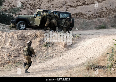 Israël. 19 mai, 2015. Unité de Tsahal 669 fighters démontrer l'évacuation médicale sous le feu en territoire ennemi. 669 Unité de Tsahal, les opérations de sauvetage et d'évacuation, l'unité est les Forces de défense d'Israël l'évacuation médicale dans l'unité d'extraction, subordonnés à l'air Spécial Forces Command de l'armée de l'air israélienne. Il est considéré comme l'une des principales unités d'élite de Tsahal. Credit : Alon Nir/Alamy Live News Banque D'Images