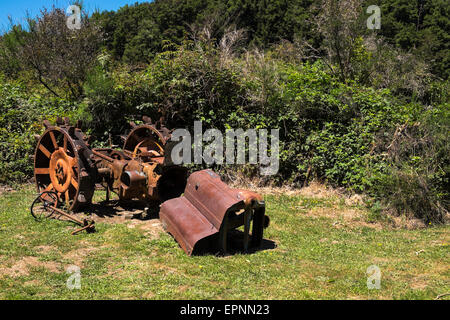 Vieux Fordson tracteur diesel abandonnée et la rouille, Buller Gorge, Murchison, Nouvelle-Zélande. Banque D'Images