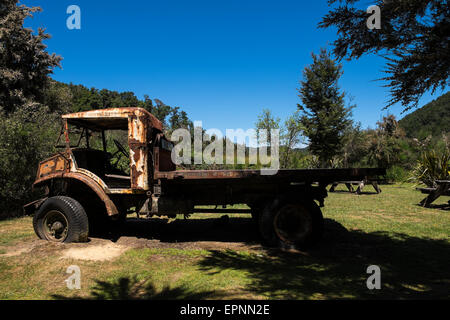 Vieux camion abandonné la rouille loin à l'aire de pique-nique dans les gorges de Buller, Murchison, Nouvelle-Zélande. Banque D'Images