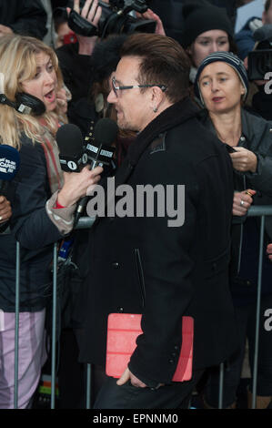 Les célébrités arrivent à SARM Studios pour enregistrer l'aide de bande unique 30 "Ils savent que c'est Noël.' La nouvelle aide de bande 30 chanson et musique vidéo fera ses débuts sur 'The X Factor' résultats montrent le dimanche soir (16Nov). Comprend : Bono Où : London, Royaume-Uni Quand : 15 novembre 2014 Crédit : Daniel Deme/WENN.com Banque D'Images