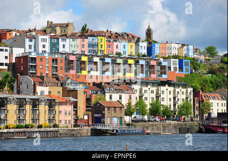 Maisons colorées donnant sur le port de Bristol. Banque D'Images