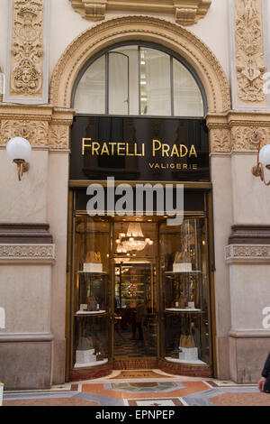 Fratelli Prada valises store front à l'intérieur de la galerie Vittorio Emanuele Duomo à Milan Italie Banque D'Images