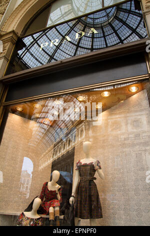 Prada à l'intérieur de la galerie Vittorio Emanuele Duomo à Milan Italie Banque D'Images