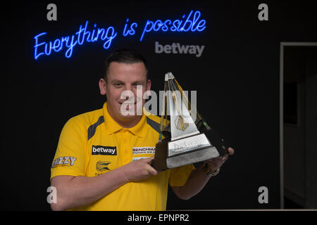 Londres, Royaume-Uni. 20 mai, 2015. Betway Premier League Darts Championnat, Journée des médias. [L-R] Dave Chisnall avec la Premier League Trophy Betway. Credit : Action Plus Sport/Alamy Live News Banque D'Images