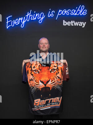 Londres, Royaume-Uni. 20 mai, 2015. Betway Premier League Darts Championnat, Journée des médias. [L-R] Champion en titre Betway Raymond van Barneveld dévoile son nouveau maillot pour la finale au O2 Arena. Credit : Action Plus Sport/Alamy Live News Banque D'Images