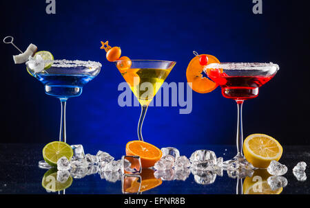 Martini bar des boissons sur fond de couleur foncé avec compteur Banque D'Images