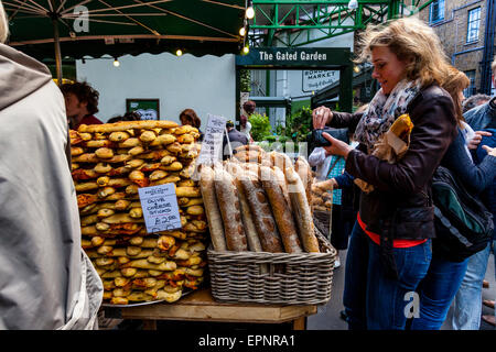 Une femme achète du pain frais à Borough Market, London Bridge, Londres, Angleterre Banque D'Images